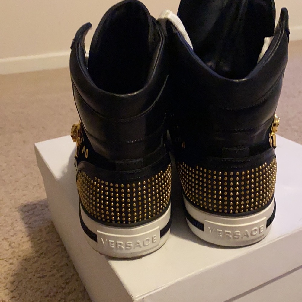 Men’s Versace sneakers - Picture 9 of 11